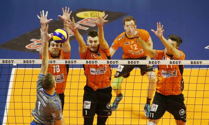Bartlomiej Boladz in attack Pierre Pujol Aleksandar Okolic Paul Carroll Adam White Sport Volleyball Play Off Final Bundesliga Mens Season 2017 2018 29 04 2018 BR Volleys Berlin BRV vs VfB Friedrichshafen