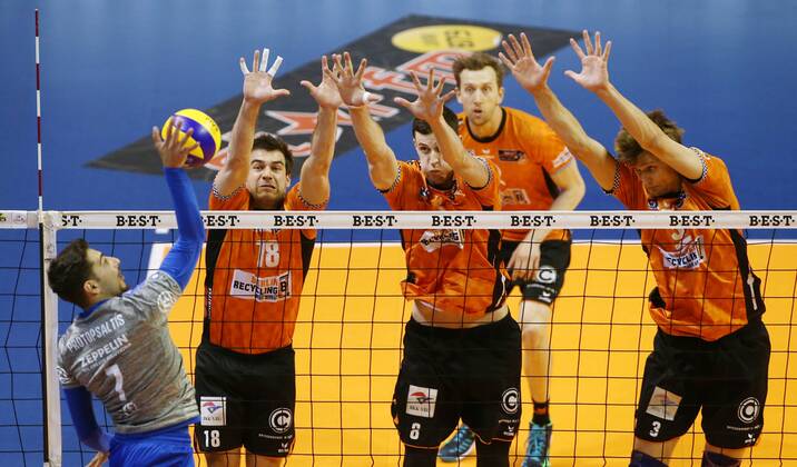 Bartlomiej Boladz in attack Pierre Pujol Graham Vigrass Robert Kromm Sport Volleyball Play Off Final Bundesliga Mens Season 2017 2018 29 04 2018 BR Volleys Berlin BRV vs VfB Friedrichshafen