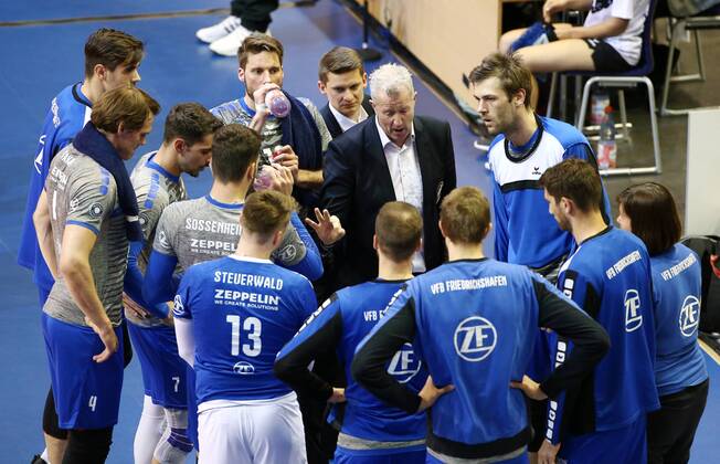 Coach Vital Heynen talking Team time out Timeout Sport Volleyball Play Off Final Bundesliga Men Season 2017 2018 29 04 2018 BR Volleys Berlin BRV vs VfB Friedrichshafen