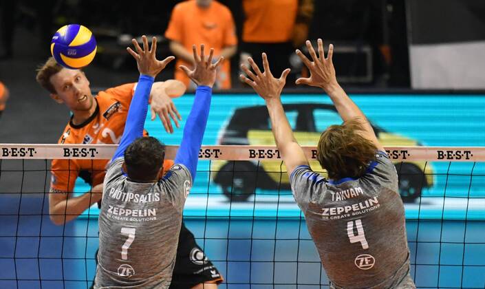 Paul Carroll BR Volleys in attack front Athanasios Protopsaitis Friedrichshafen Andreas Takvam Friedrichshafen BR Volleys Berlin VfB Friedrichshafen German volleyball league season 2017 2018 playoffs Final DM German championship match 2 men men men volleyball Germany Germany Max Schmeling Halle Berlin 29 4 2018
