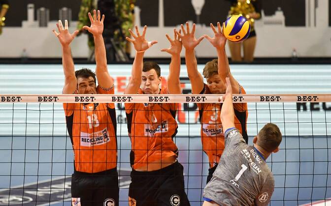 Bartholomew Boladz Friedrichshafen in attack Pierre Pujol BR Volleys Graham Vigrass BR Volleys Robert Kromm BR Volleys BR Volleys Berlin VfB Friedrichshafen German Volleyball League season 2017 2018 playoffs Final DM German Championship match 2 Men Men Men Men Volleyball Germany Germany Max Schmeling Halle Berlin 29 4 2018