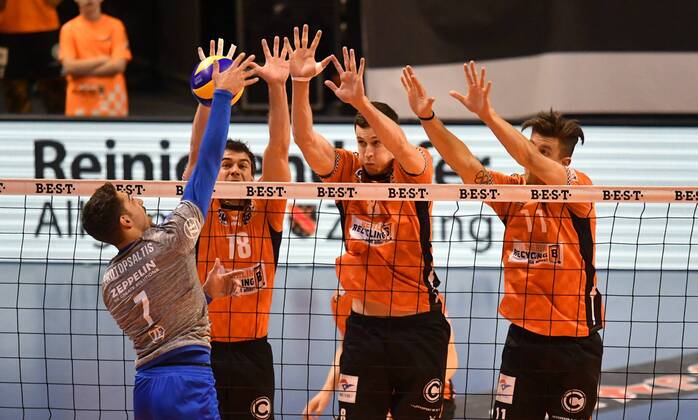 Athanasios Protopsaitis Friedrichshafen at the back smash Pierre Pujol BR Volleys Graham Vigrass BR Volleys Adam White BR Volleys BR Volleys Berlin VfB Friedrichshafen German Volleyball League Season 2017 2018 playoffs Final DM German Championship Game 2 Men Men Men Men Volleyball Germany Germany Max Schmeling Halle Berlin 29 4 2018