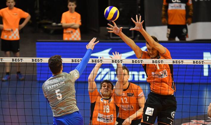 David Sossenheimer Friedrichshafen front back Aleksandar Okolic BR Volleys Paul Carroll BR Volleys Pierre Pujol BR Volleys BR Volleys Berlin VfB Friedrichshafen German Volleyball League Season 2017 2018 playoffs Final DM German Championship Match 2 Men Men Men Men Volleyball Germany Germany Max Schmeling Halle Berlin 29 4 2018