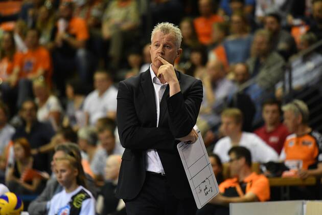 Vital Heynen coach Friedrichshafen pensive BR Volleys Berlin VfB Friedrichshafen German volleyball league season 2017 2018 playoffs final DM German championship match 2 men men men volleyball Germany Germany Max Schmeling Halle Berlin 29 4 2018