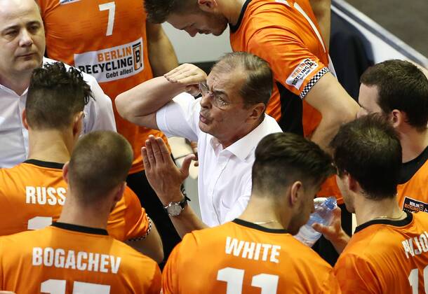Coach Stelian Moculescu talking Team time out Timeout Sport Volleyball Play Off Final Bundesliga Men Season 2017 2018 29 04 2018 BR Volleys Berlin BRV vs VfB Friedrichshafen