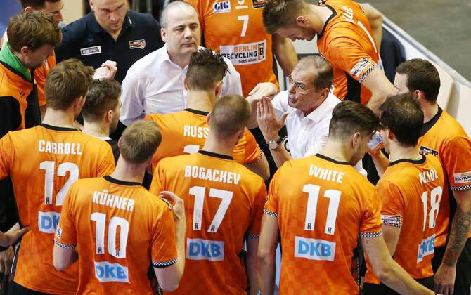 Coach Stelian Moculescu talking Team time out Timeout Sport Volleyball Play Off Final Bundesliga Men Season 2017 2018 29 04 2018 BR Volleys Berlin BRV vs VfB Friedrichshafen