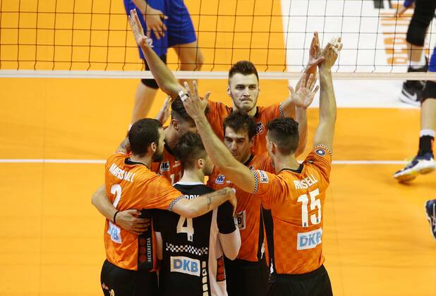 Steven Marshall Luke Perry Adam White Aleksandar Okolic Pierre Pujol Kyle Russell Joy Emotion Cheering Jubilation after set win Sport Volleyball Play Off Final Bundesliga Mens Season 2017 2018 29 04 2018 BR Volleys Berlin BRV vs VfB Friedrichshafen