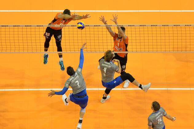 Volleyball Mens Season 2017 18 1 Bundesliga BR Volleys VfB Friedrichshafen Final Series for the German Championship 2 Game Kyle Russell No. 15 Berlin Recycling Volleys Athanasios Protopsaltis No. 7 VfB Friedrichshafen Andreas Takvam No. 4 VfB Friedrichshafen Aleksandar Okolic No. 1 Berlin Recycling Volleys 29 04 18 Copyright: xMichaelxHundtx xMatthiasxKochx