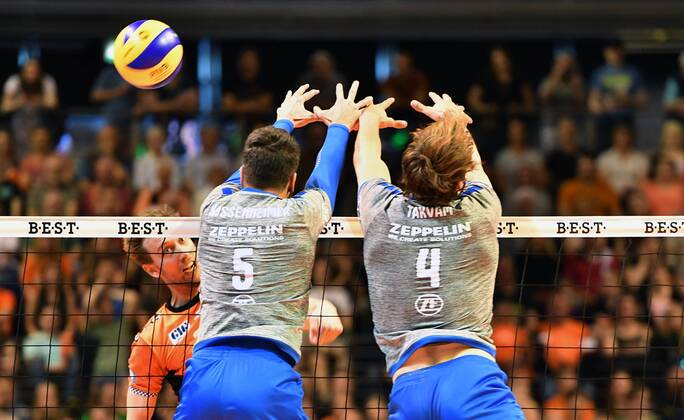 Paul Carroll BR Volleys in front of the smashes David Sossenheimer Friedrichshafen Philipp Collin Friedrichshafen BR Volleys Berlin VfB Friedrichshafen German Volleyball League Season 2017 2018 playoffs Final DM German Championship Game 2 Men Men Men Men Volleyball Germany Germany Max Schmeling Halle Berlin 29 4 2018