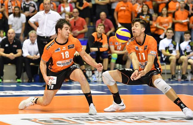 Adam White BR Volleys on the ball left Pierre Pujol BR Volleys BR Volleys Berlin VfB Friedrichshafen German Volleyball League Season 2017 2018 playoffs Final DM German Championship Match 2 Men Men Men Men Volleyball Germany Germany Max Schmeling Halle Berlin 29 4 2018