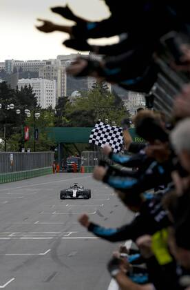 Motorsports: World Championship WM Weltmeisterschaft 2018; Grand Prix Azerbaijan, Grand Prix of Europe, Formula 1 2018 Azerbaijan Grand Prix, 44 Lewis Hamilton (GBR, Mercedes AMG Petronas F1 Team), Baku Azerbaijan
