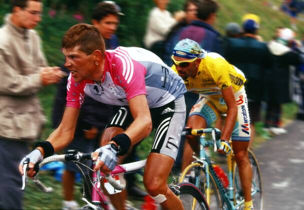 Jan Ullrich in front of Marco Pantani in the Tour de France 1998
