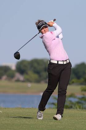 THE COLONY, TX - MAY 05: Brooke M. Henderson (CAN) hits from the 6th tee during the Volunteers of America LPGA Golf Damen Texas Classic on May 5, 2018 at the Old American Golf Club in The Colony, TX. (Photo by George Walker Icon Sportswire) GOLF: MAY 05 LPGA - Volunteers of America Texas Classic Icon18050520 EDITORIAL USE ONLY