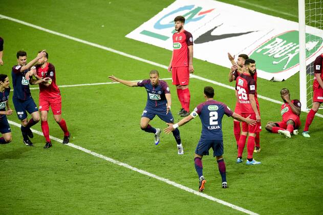 joie des joueurs du PSG apres le but refuse par l arbitrage video de Kylian Mbappe (PSG) FOOTBALL : Les herbiers vs PSG - Finale de la Coupe de France - St Denis - 08 05 2018 JBAutissier Panoramic 