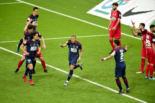 joie des joueurs du PSG apres le but refuse par l arbitrage video de Kylian Mbappe (PSG) FOOTBALL : Les herbiers vs PSG - Finale de la Coupe de France - St Denis - 08 05 2018 JBAutissier Panoramic 
