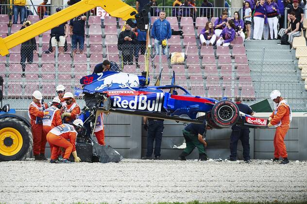 12th May, Circuit de Barcelona, Barcelona, Spain; Spanish Formula One Grand Prix, Saturday qualifying; Barcelona, Brendon Hartley of the Toro Rosso Team crashes his car into the wall heavily and is out of qualifying  ActionPlus12023887