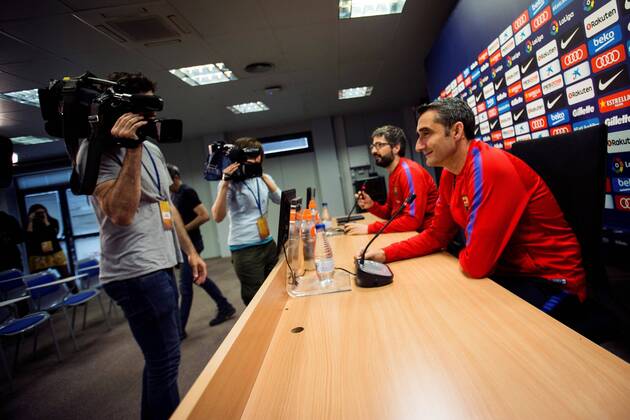 FC Barcelona Barca s coach, Ernesto Valverde (R), offers a press conference PK Pressekonferenz in Barcelona, northeastern Spain, 12 May 2018. FC Barcelona will face Levante in a Spanish Primera Division soccer match on 13 May. FC Barcelona press conference !ACHTUNG: NUR REDAKTIONELLE NUTZUNG!  Copyright: xEnricxFontcubertax GRAF5677 20180512-636617456931030169