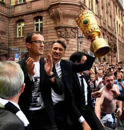 20 05 2018 xfux Football Eintracht Frankfurt Reception at the Roemer with the DFB Cup emspor from left Fredi Bobic Member of the Board Eintracht Frankfurt Soccer Coach Niko Kovac Eintracht Frankfurt cheers cheering with the DFB Pokal Cup over the cup victory in the autocorros through the city of Frankfurt am Main Frankfurt am Main