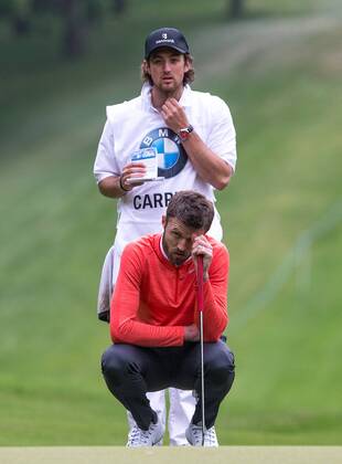 Michael Carrick Manchester United ManU Coach) and caddy during the BMW PGA Golf Herren PRO-AM GOLF at Wentworth Drive, Virginia Water, England on 23 May 2018. Copyright: xAndyxRowlandx PMI-2046-0004