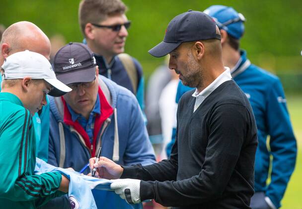 Tommy Fleetwood (England) signs a Man City shirt during the BMW PGA Golf Herren PRO-AM GOLF at Wentworth Drive, Virginia Water, England on 23 May 2018. Copyright: xAndyxRowlandx PMI-2046-0005