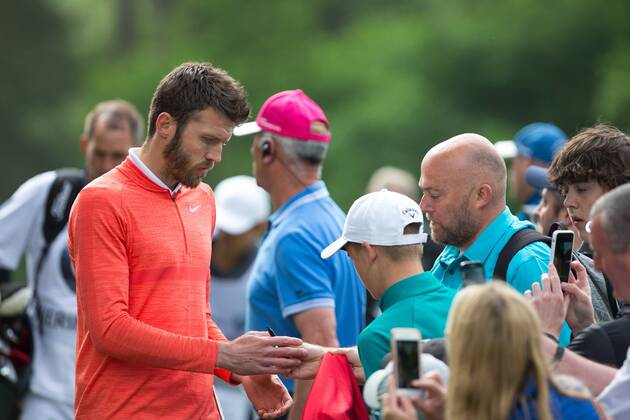 Michael Carrick Manchester United ManU Coach) sign a Man Utd shirt during the BMW PGA Golf Herren PRO-AM GOLF at Wentworth Drive, Virginia Water, England on 23 May 2018. Copyright: xAndyxRowlandx PMI-2046-0006