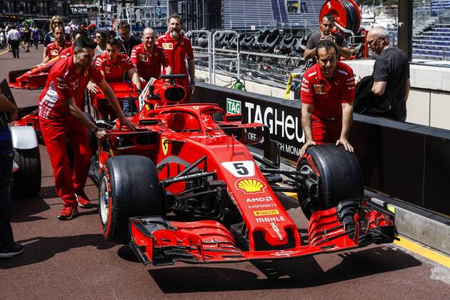 Bilder des Tages - SPORT May 23, 2018 - Montecarlo, Monaco - Ferrari mechanics pushing the 05 Sebastian Vettel from Germany with Scuderia Ferrari SF71H car throught the pitlane during the Monaco Formula One Grand Prix at Monaco on 23th of May, 2018 in Montecarlo, Monaco. F1 2018: Monaco Grand Prix: Press Day  - ZUMAn230 20180523_zaa_n230_772 Copyright: xXavierxBonillax