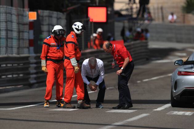 Charlie Whiting looks at the asphalt Grand Prix of Monaco 2018 Race Motorsport Formula 1 24 05 2018 Grand Prix of Monaco 2018 Race Motorsport Formula 1 24 05 2018 Monte Carlo Copyright: xIllman Eibner-Pressefotox EP_ANS
