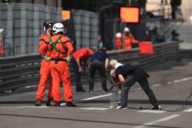 The asphalt is being repaired Grand Prix of Monaco 2018 Race Motorsport Formula 1 24 05 2018 Grand Prix of Monaco 2018 Race Motorsport Formula 1 24 05 2018 Monte Carlo Copyright: xIllman Eibner-Pressefotox EP_ANS