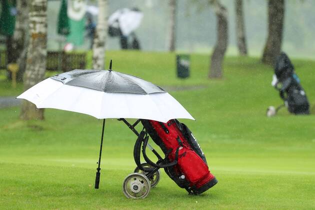 Bilder des Tages - SPORT GOLF - Goesser Open 2018 MARIA LANKOWITZ,AUSTRIA,25.MAY.18 - GOLF - Goesser Open, GC Erzherzog Johann. Image shows a feature with a golfbag and an umbrella. GEPAxpictures xChristianxWalgram