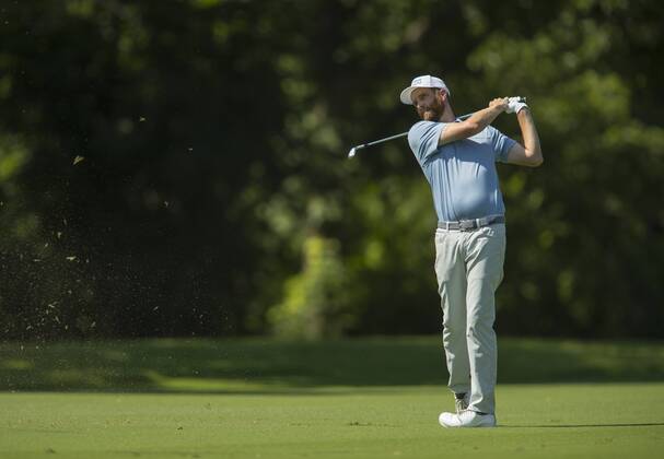 May 25, 2018 - Fort Worth, TX, USA - FORT WORTH, TX - MAY 25, 2018 - Chris Kirk hits his approach on the 11th hole during the second round of the 2018 Fort Worth Invitational PGA Golf Herren at Colonial Country Club in Fort Worth, Texas 2018 Fort Worth Invitational PGA - ZUMAsc5_ 20180525_zaf_sc5_010 Copyright: xErichxSchlegelx