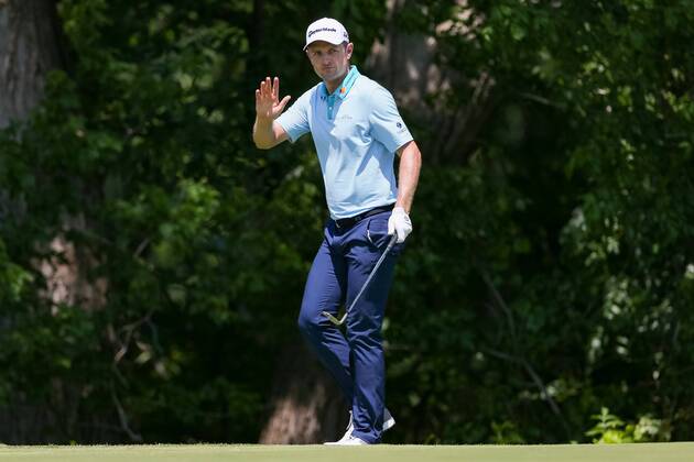 FORT WORTH, TX - MAY 25: Justin Rose of England chips in for birdie on 7 during the second round of the Fort Worth Invitational on May 25, 2018 at Colonial Country Club in Fort Worth, TX. (Photo by Andrew Dieb Icon Sportswire) GOLF: MAY 25 PGA Golf Herren - Fort Worth Invitational Icon180525225 EDITORIAL USE ONLY