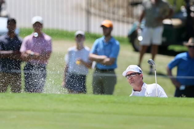 FORT WORTH, TX - MAY 25: Zach Johnson hits from the green side bunker on 5 during the second round of the Fort Worth Invitational on May 25, 2018 at Colonial Country Club in Fort Worth, TX. (Photo by Andrew Dieb Icon Sportswire) GOLF: MAY 25 PGA Golf Herren - Fort Worth Invitational Icon180525028 EDITORIAL USE ONLY