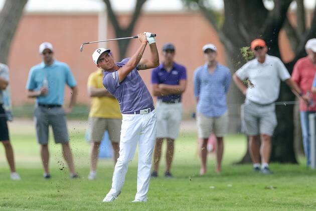 FORT WORTH, TX - MAY 25: Rickie Fowler hits his approach shot on 7 during the second round of the Fort Worth Invitational on May 25, 2018 at Colonial Country Club in Fort Worth, TX. (Photo by Andrew Dieb Icon Sportswire) GOLF: MAY 25 PGA Golf Herren - Fort Worth Invitational Icon180525489 EDITORIAL USE ONLY