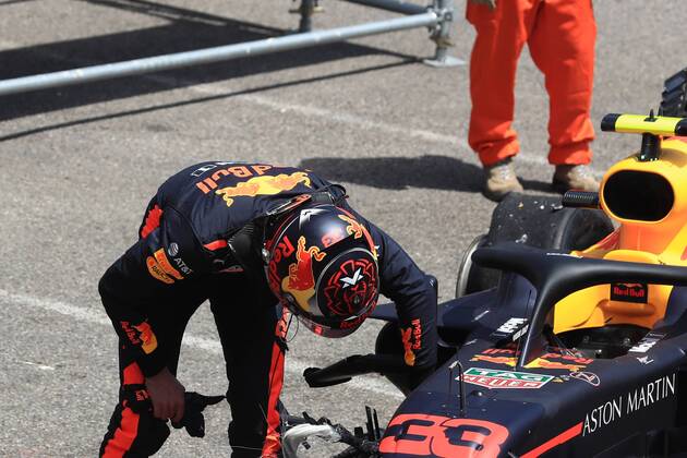 26th May 2018, Circuit de Monaco, Monaco, Monte Carlo; Monaco Formula 1 Grand Prix, Saturday qualifying; Aston Martin Red Bull Racing TAG Heuer, Max Verstappen crashes on exit of Swimming Pool and inspects the front right damage  ActionPlus12028814 Octane