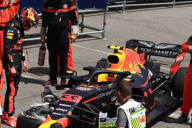 26th May 2018, Circuit de Monaco, Monaco, Monte Carlo; Monaco Formula 1 Grand Prix, Saturday qualifying; Aston Martin Red Bull Racing TAG Heuer, Max Verstappen crashes on exit of Swimming Pool and inspects the front right damage  ActionPlus12028816 Octane