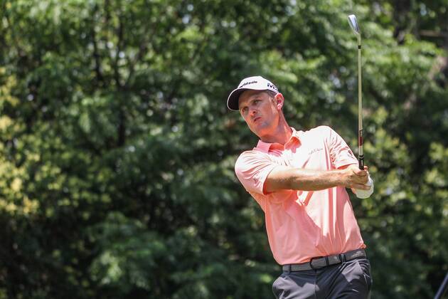 FORT WORTH, TX - MAY 26: Justin Rose (ENG) hits from the 9th tee during the third round of the Fort Worth Invitational on May 26, 2018 at Colonial Country Club in Fort Worth, TX. (Photo by George Walker Icon Sportswire) GOLF: MAY 26 PGA Golf Herren - Fort Worth Invitational Icon18052632 EDITORIAL USE ONLY