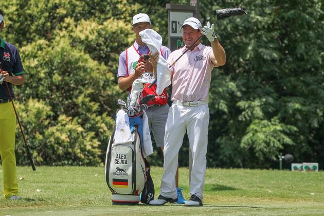FORT WORTH, TX - MAY 26: Alex Cejka (GER) selects a club on the 9th tee during the third round of the Fort Worth Invitational on May 26, 2018 at Colonial Country Club in Fort Worth, TX. (Photo by George Walker Icon Sportswire) GOLF: MAY 26 PGA Golf Herren - Fort Worth Invitational Icon18052638 EDITORIAL USE ONLY