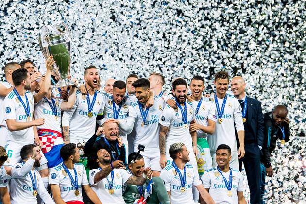 180526 Players of Real Madrid celebrate with the trophy after the UEFA Champions League final between Real Madrid and Liverpool on May 26, 2018 in Kyiv Photo Vegard Wivestad Grott BILDBYRAN Code VG 170178  Copyright: VEGARDxWIVESTADxGRoTT BB180526ZV037
