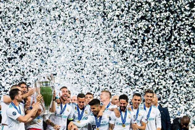 180526 Players of Real Madrid celebrate with the trophy after the UEFA Champions League final between Real Madrid and Liverpool on May 26, 2018 in Kyiv Photo Vegard Wivestad Grott BILDBYRAN Code VG 170178  Copyright: VEGARDxWIVESTADxGRoTT BB180526ZZ032