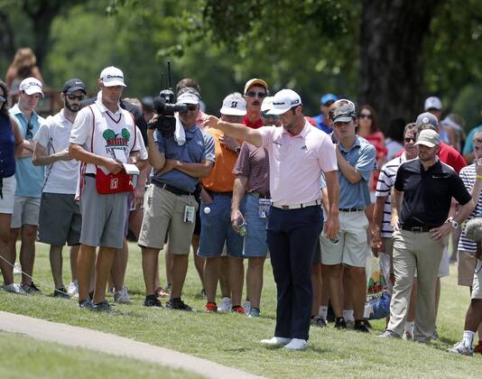 May 26, 2018 - Fort Worth, TX, USA - Jon Rahm drops his ball inbounds after driving his 18th tee shot out-of-bounds during the Fort Worth Invitational Golf Tournament at Colonial Country Club Saturday May 26, 2018 in Fort Worth, Texas. Fort Worth Invivtational - ZUMAm67_ 20180526_zaf_m67_001 Copyright: xBobxBoothx