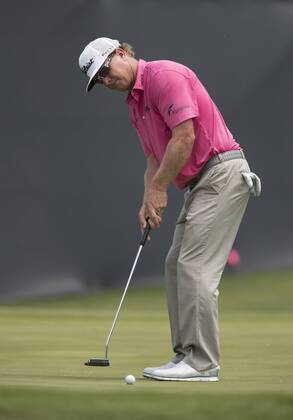 May 26, 2018 - Fort Worth, TX, USA - FORT WORTH, TX - MAY 26, 2018 - Charley Hoffman putts on the 15th hole during the third round of the 2018 Fort Worth Invitational PGA Golf Herren at Colonial Country Club in Fort Worth, Texas 2018 Fort Worth Invitational PGA - ZUMAsc5_ 20180526_zaf_sc5_025 Copyright: xErichxSchlegelx