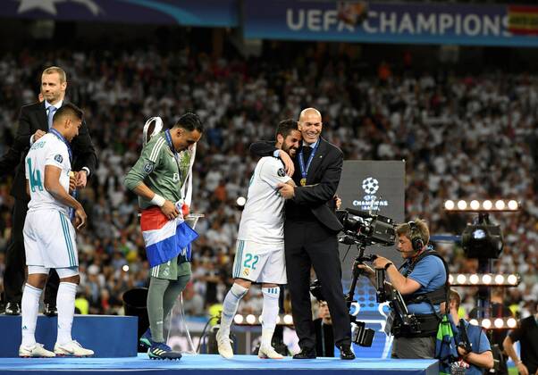Real Madrid s player Isco (C) embraces to head coach Zinedine Zidane (R) after the UEFA Champions League final game between Real Madrid and Liverpool FC at the NSC Olimpiyskiy stadium in Kiev, Ukraine, 26 May 2018. UCL Final 2018 - Real Madrid vs Liverpool FC !ACHTUNG: NUR REDAKTIONELLE NUTZUNG!  Copyright: xMykolaxTysx RML01 20180526-636629744214710085