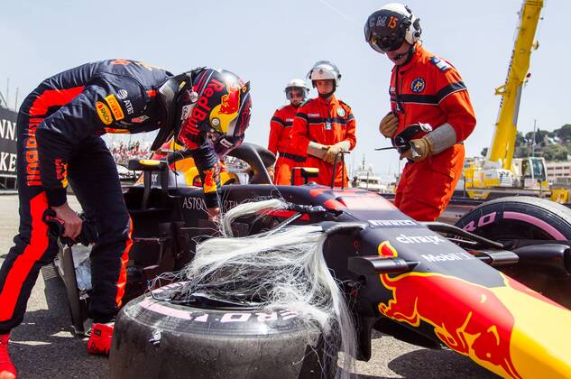 Themen der Woche - SPORT KW21 Bilder des Tages - SPORT May 26, 2018 - Monte Carlo, Monaco - MAX VERSTAPPEN of Netherlands checks out the suspension damage to his Red Bull Racing-TAG Heuer RB14 after crashing during morning practice for the Formula One Grand Prix de Monaco. The damage done also required a gearbox change, and repairs were not completed in time for Verstappen to set a time during Saturday s qualifying session. F1 2018: Monaco Grand Prix: Qualifying  - ZUMAn230 20180526_zaa_n230_1009 Copyright: xRobertxSzaniszlox