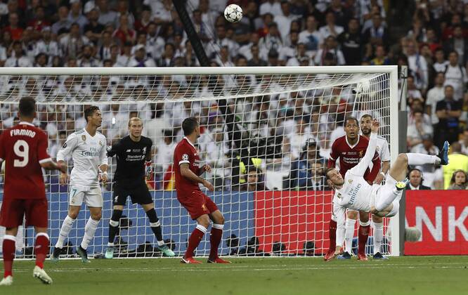 Final de la Liga de Campeones entre el Real Madrid y el Liverpool. En la imagen, Bale logra su gol. Champions League final between Real Madrid and Liverpool. In this picture, Bale scores his goal.  775162441