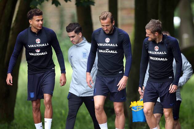 England Training Jamie Vardy of England, Harry Kane of England and Dele Alli of England take to the pitch before the England training session at the Grove Hotel, Chandler s Cross Content Not Available For UK Newspapers Copyright: xPaulxChestertonx FIL-11857-0016