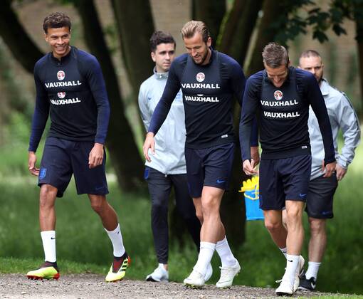 England Training Jamie Vardy of England, Harry Kane of England and Dele Alli of England take to the pitch before the England training session at the Grove Hotel, Chandler s Cross Content Not Available For UK Newspapers Copyright: xPaulxChestertonx FIL-11857-0018