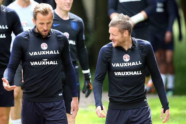England Training Jamie Vardy of England and Harry Kane of England take to the pitch before the England training session at the Grove Hotel, Chandler s Cross Content Not Available For UK Newspapers Copyright: xPaulxChestertonx FIL-11857-0021