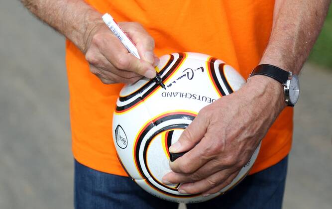 12 Thuringian Charity Open Mühlberg 01 06 2018 Mühlberg 12 Thuringian Charity Open in the picture Franz Beckbauer signs a ball
