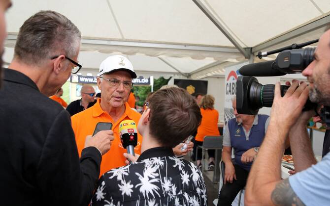 12 Thuringian Charity Open Mühlberg 01 06 2018 Mühlberg 12 Thüringer Charity Open in the picture Franz Beckenbauer surrounded by journalists