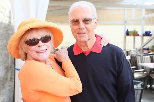 Bilder des Tages - SPORT Franz Beckenbauer während eines Golftuniers in Mühlberg trifft auf Schauspielerin Elke Sommer
